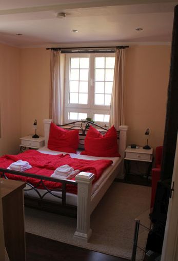 Zimmer roter Bettbezug
